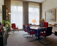 123522 Interieur van het Stadhuis (Stadhuisbrug 1) te Utrecht: mr. A.J. Eijkman, chef Kabinet en Protocol van de ...